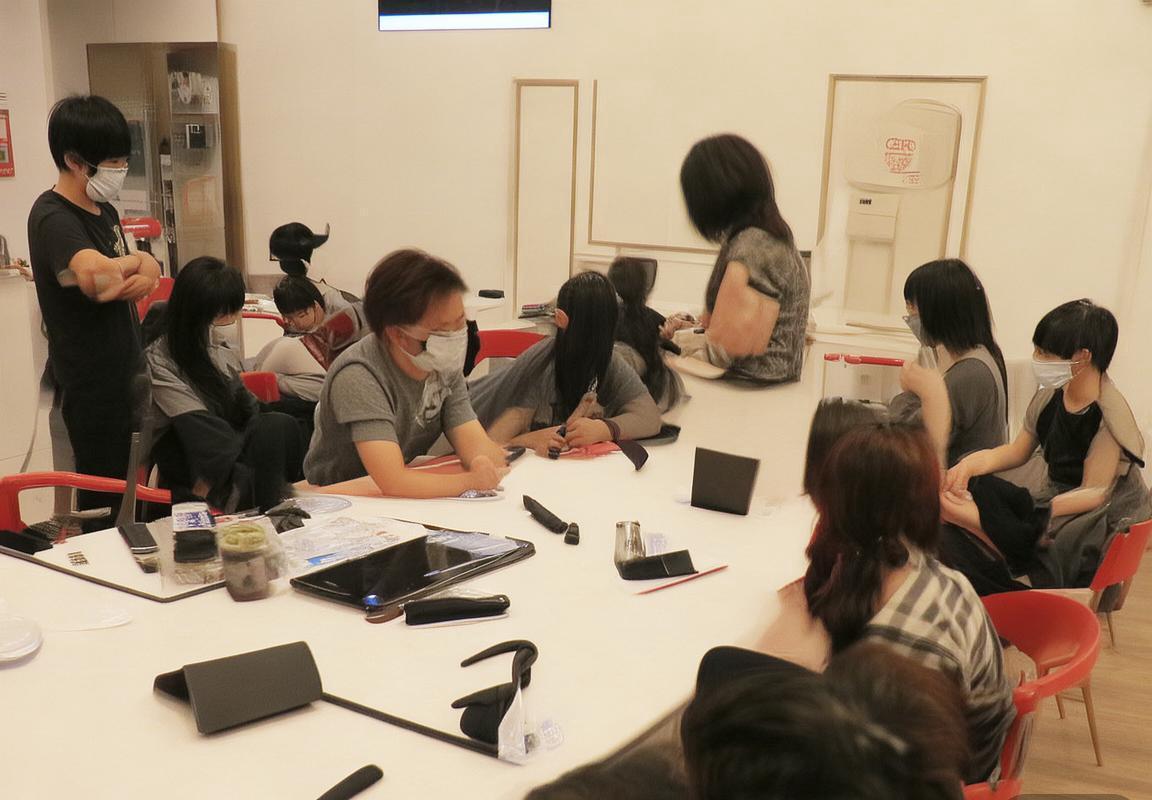 冠军战队TES世界大赛冠军凯旋 上海浦东机场粉丝接机致现场秩序混乱